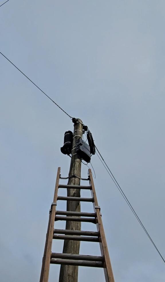 Caja de distribución de fibra óptica en un poste