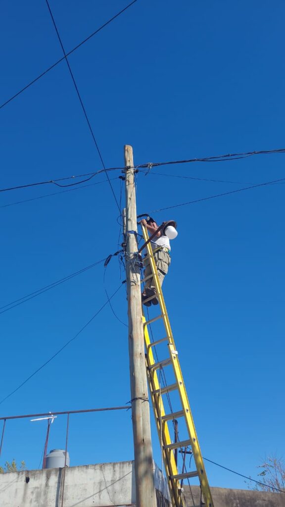 Técnico de JDC-Networking en un poste de fibra óptica