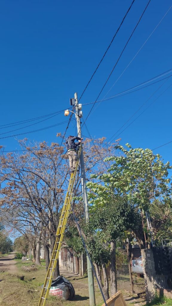 Instalación de fibra óptica en un barrio de Merlo