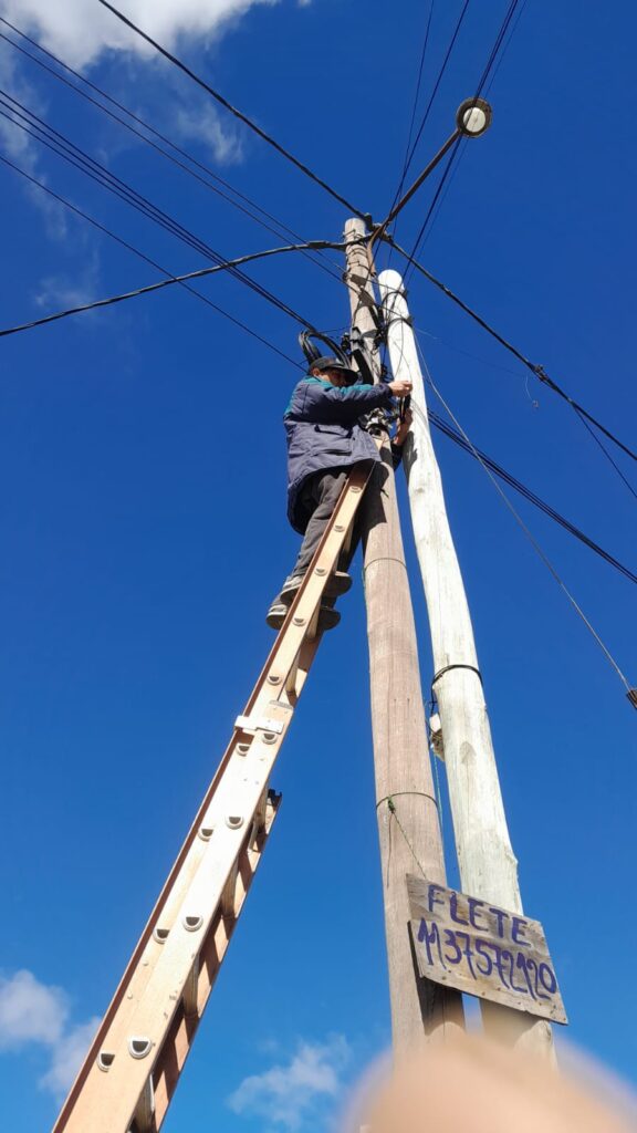 Técnico realizando un empalme de fibra óptica